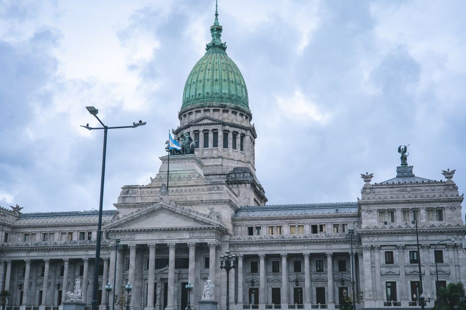Câmara Municipal SP. — Upward view of the iconic National Congress building in Buenos Aires with cloudy sky.